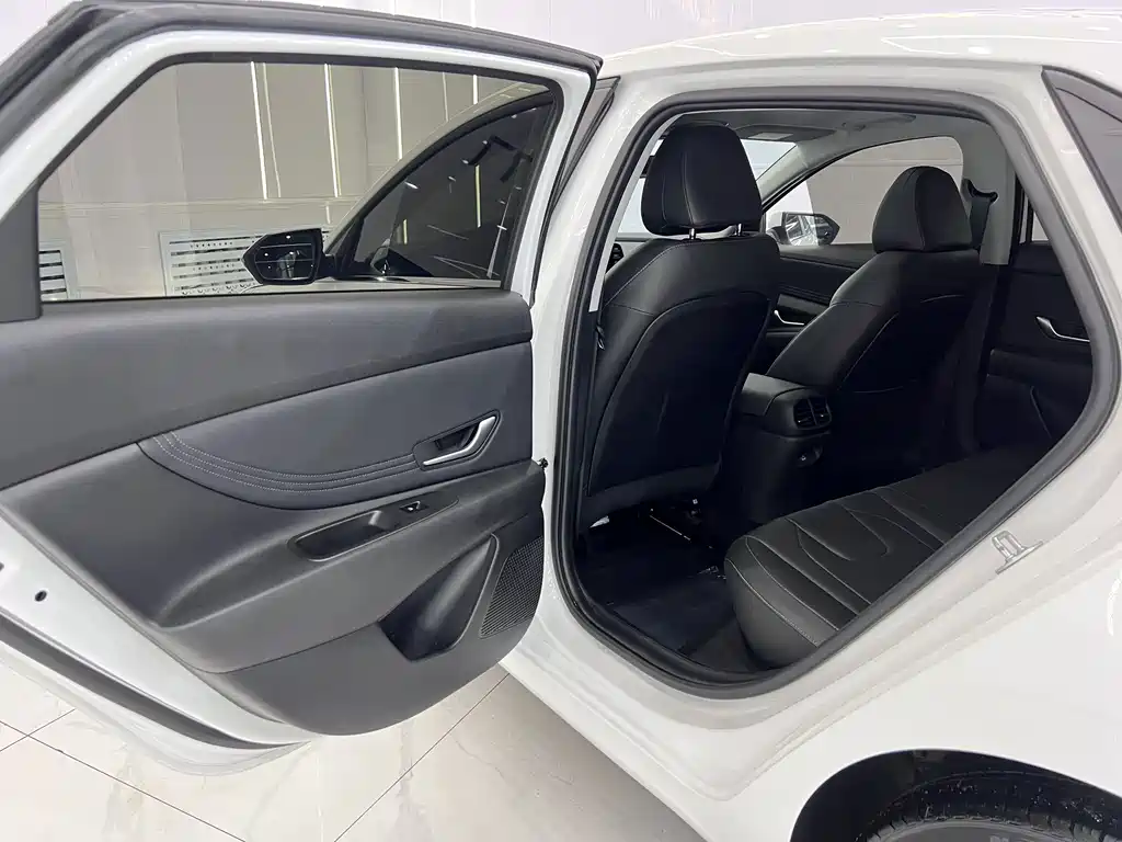 Hyundai Elantra — миниатюра 10