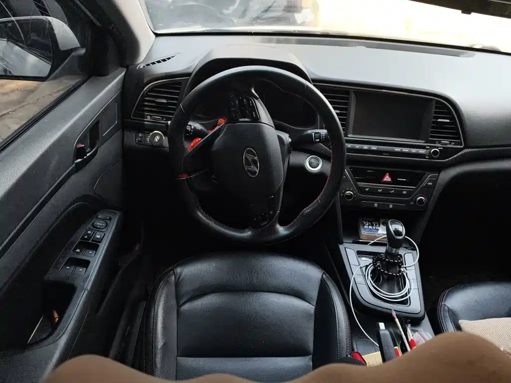 Hyundai Elantra — миниатюра 6