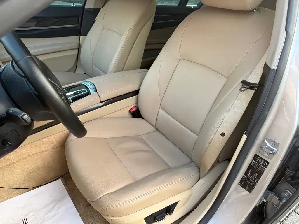 BMW 7 Series — миниатюра 10