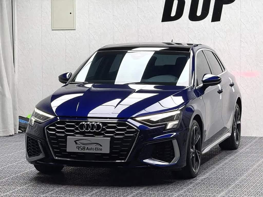 Audi A3 1.4 л 2023 г. Голубой, пробег 30000 км
