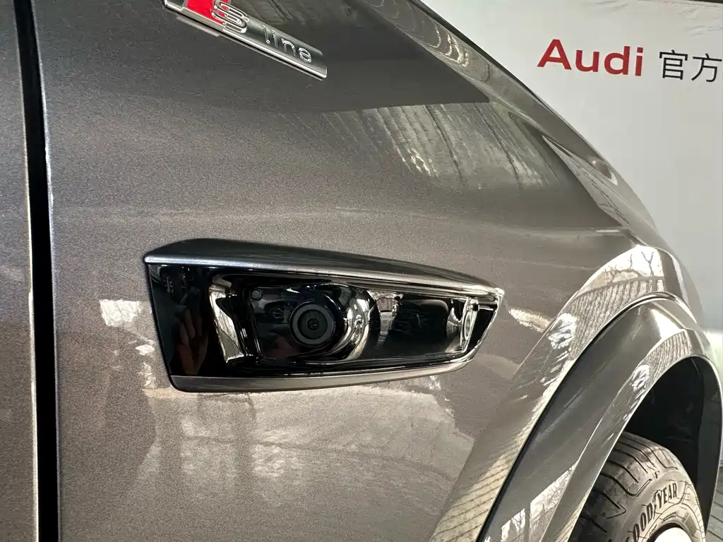 AUDI Q6L E TRON