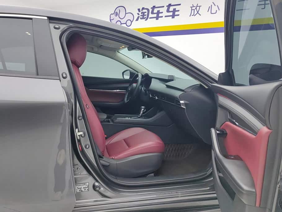 Mazda Mazda3 Axela 2.0 л 2025 г. Серебристо-серый, пробег 36000 км