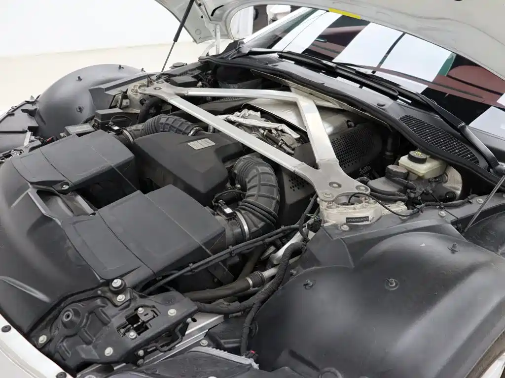 Aston Martin V8 Vantage — миниатюра 14