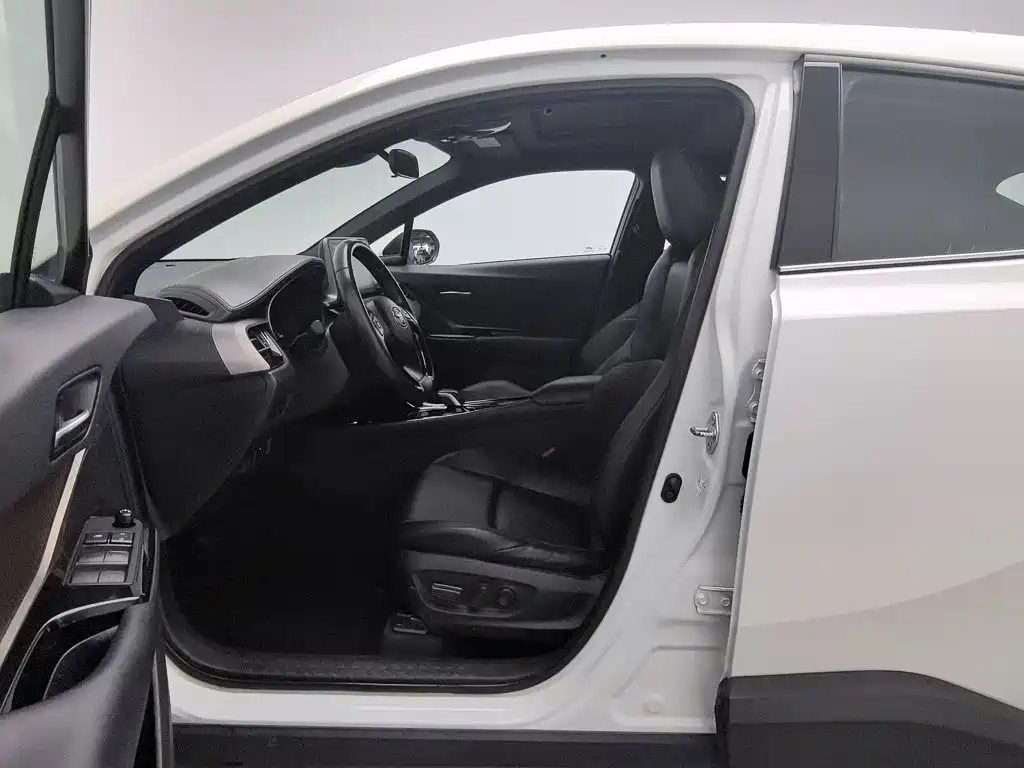 Toyota C-HR EV — миниатюра 10