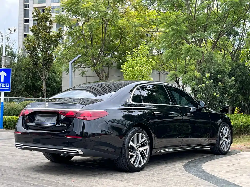 Mercedes-Benz E-Class — миниатюра 7