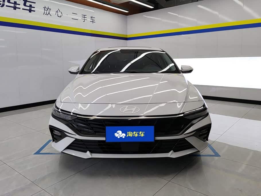 Hyundai Elantra 1.5 л 2024 г. Белый, пробег 32900 км