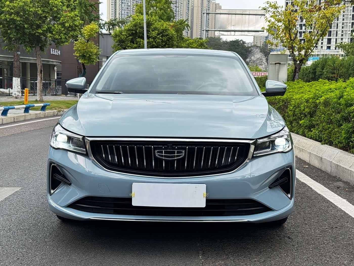 Geely Emgrand 1.5 л 2023 г. Серебристо-серый, пробег 50000 км