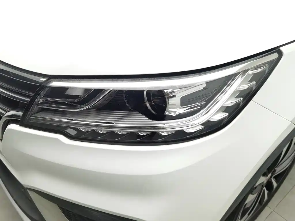 Roewe RX3 — миниатюра 7