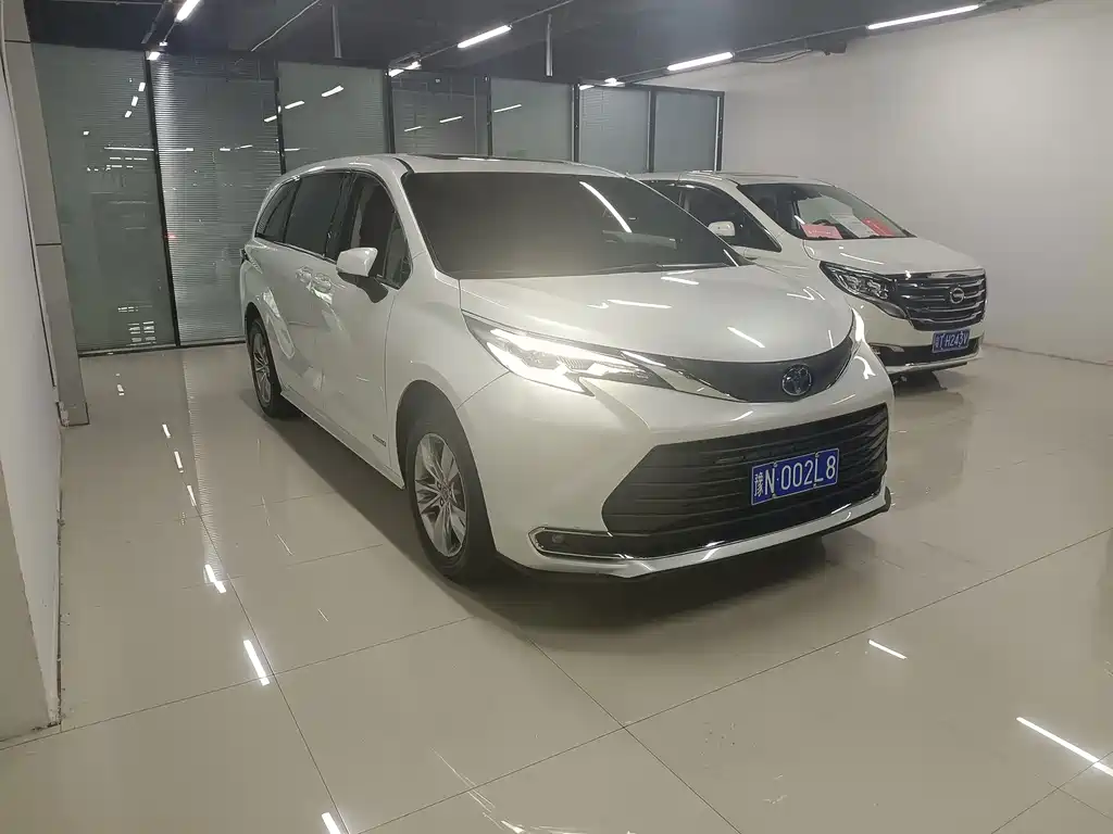 Toyota Sienna — миниатюра 3