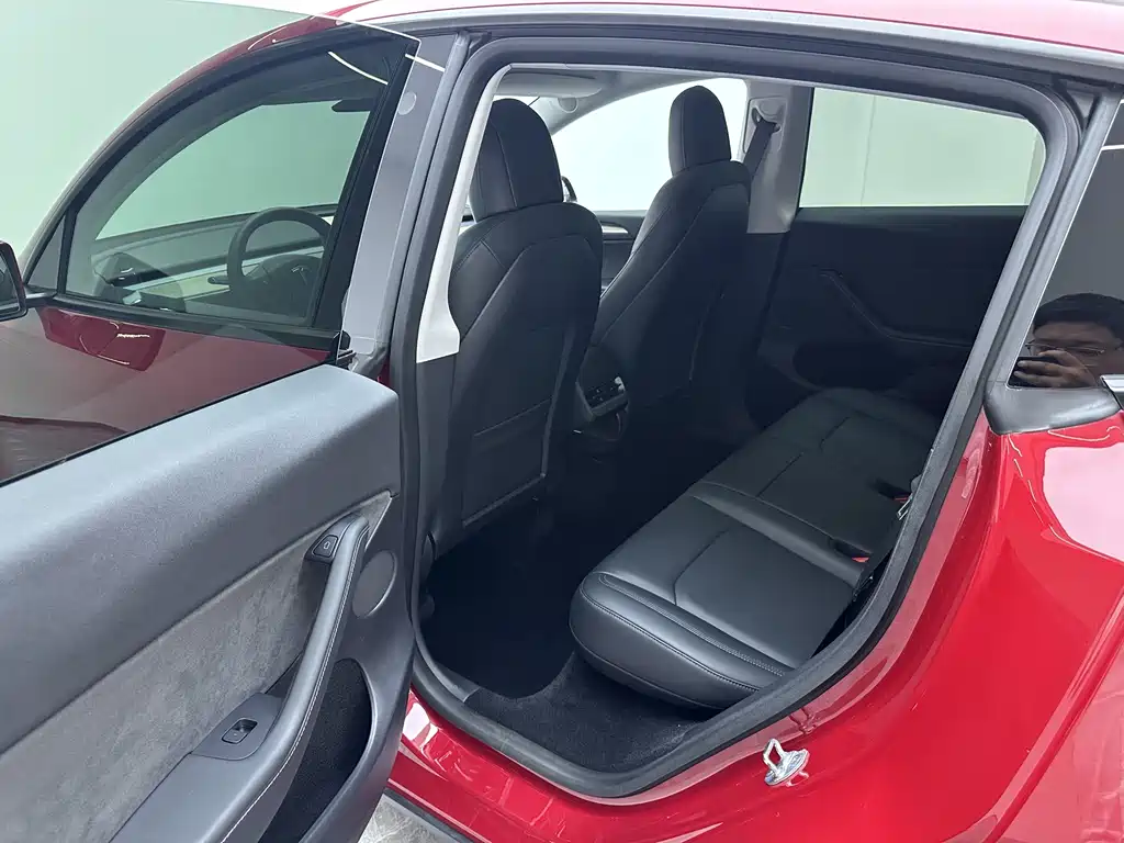 Tesla Model Y — миниатюра 17