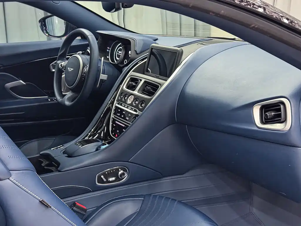 Aston Martin DB11 4.0T V8 Coupe, фото 5