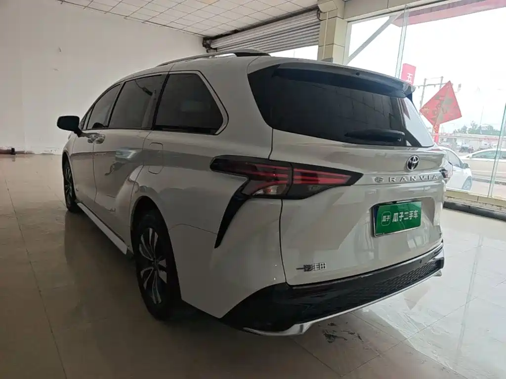 Toyota Granvia — миниатюра 5