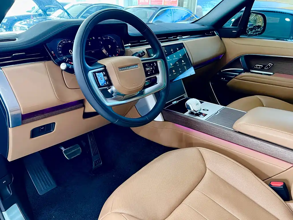 Land Rover Range Rover 2024 3.0 L6 400PS Long Wheelbase мест