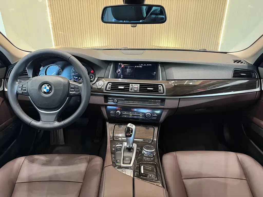 BMW 5 Series — миниатюра 7
