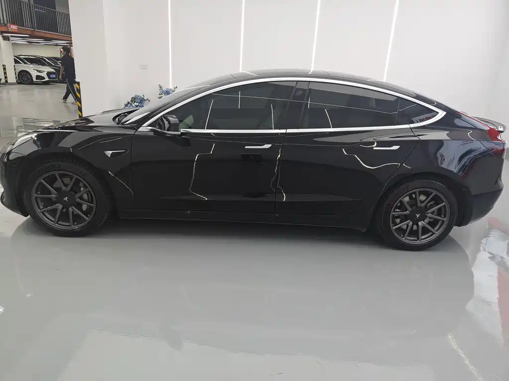 Tesla Model 3 — миниатюра 5