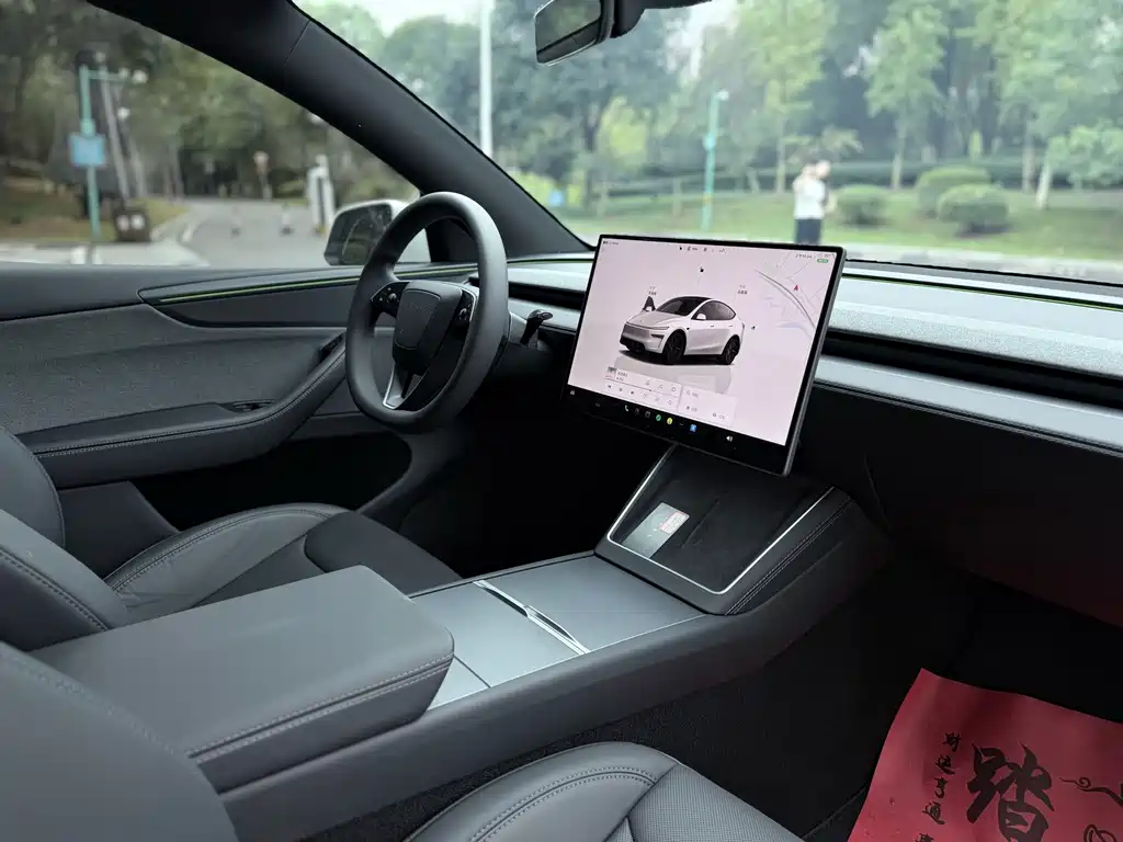 Tesla Model Y — миниатюра 8