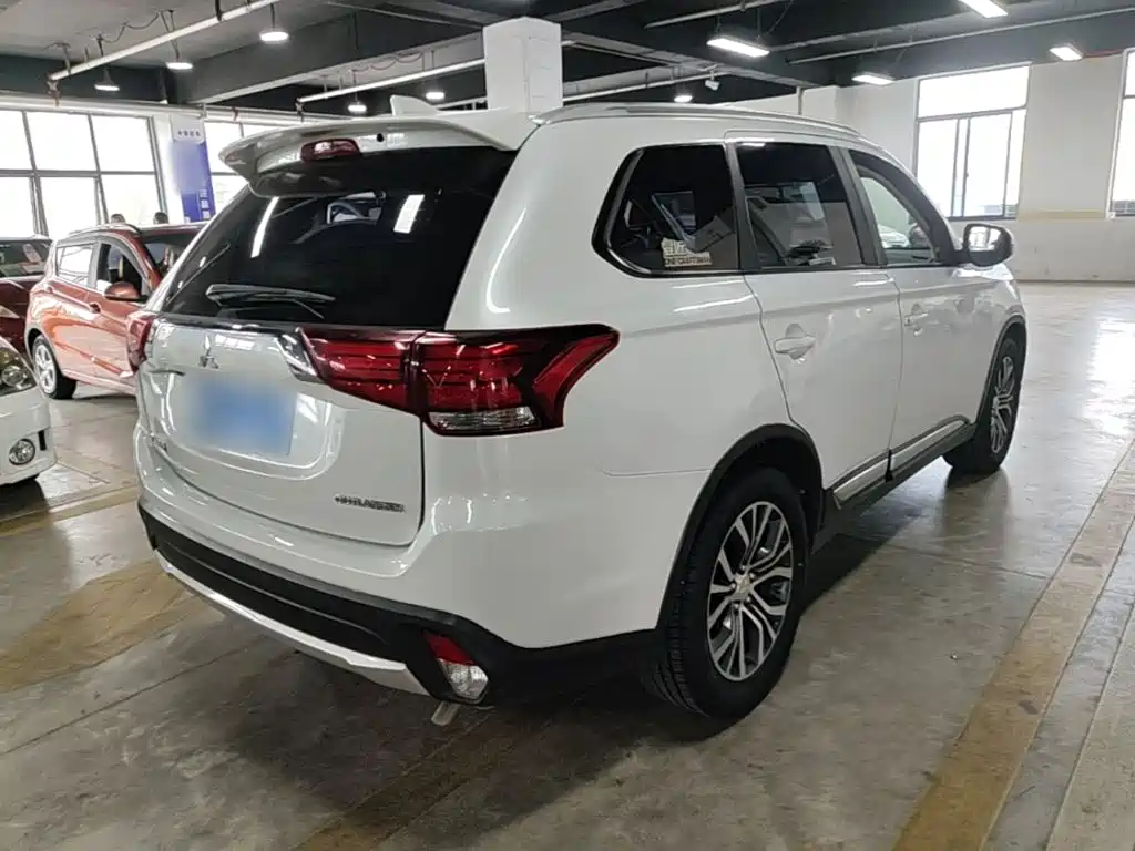 Mitsubishi Outlander — миниатюра 7