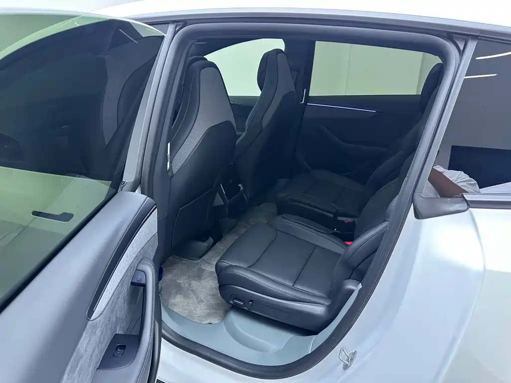 Tesla Model Y L — миниатюра 17
