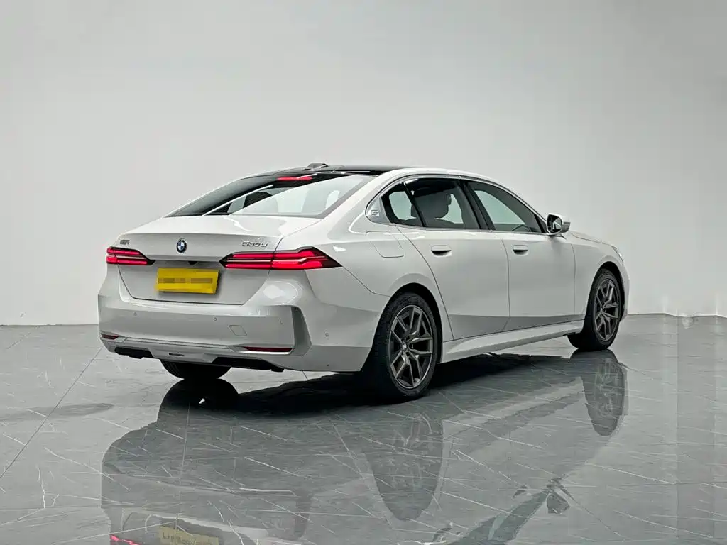 BMW 5 Series — миниатюра 6