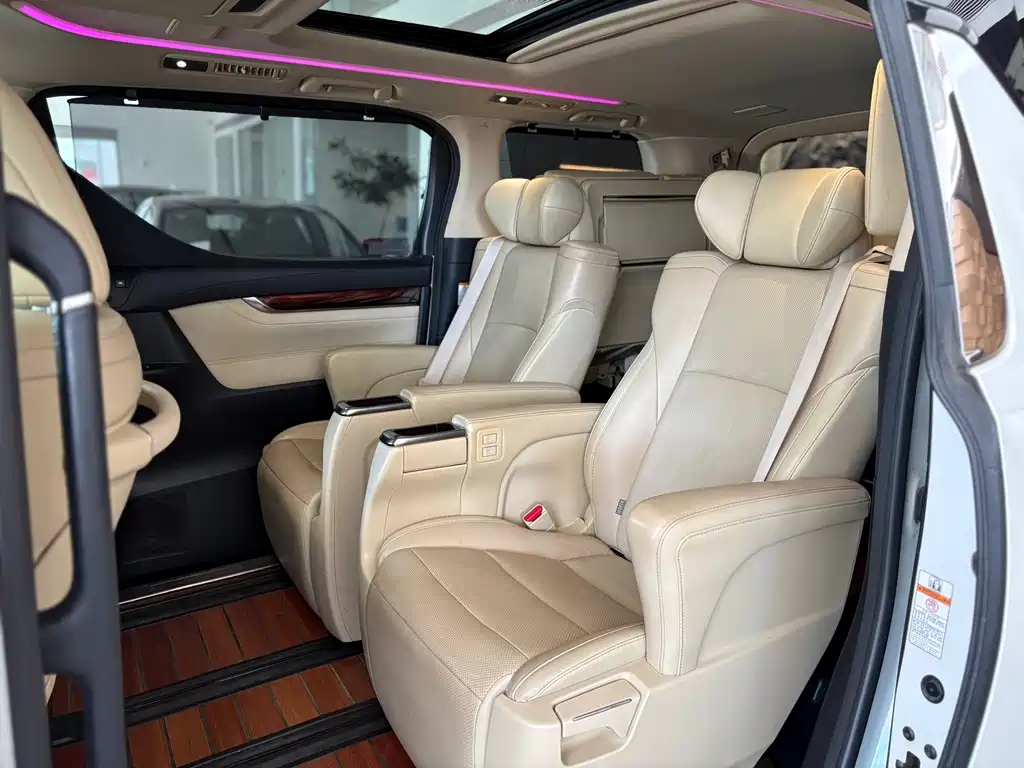 Toyota Alphard — миниатюра 11