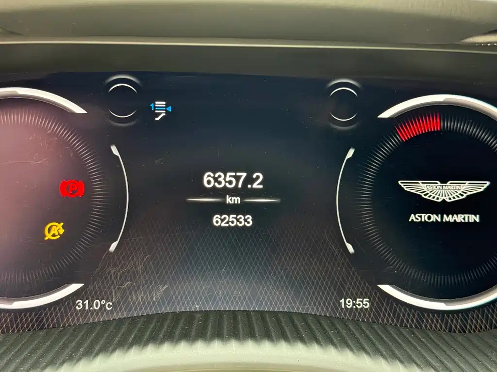 Aston Martin DBX — миниатюра 17