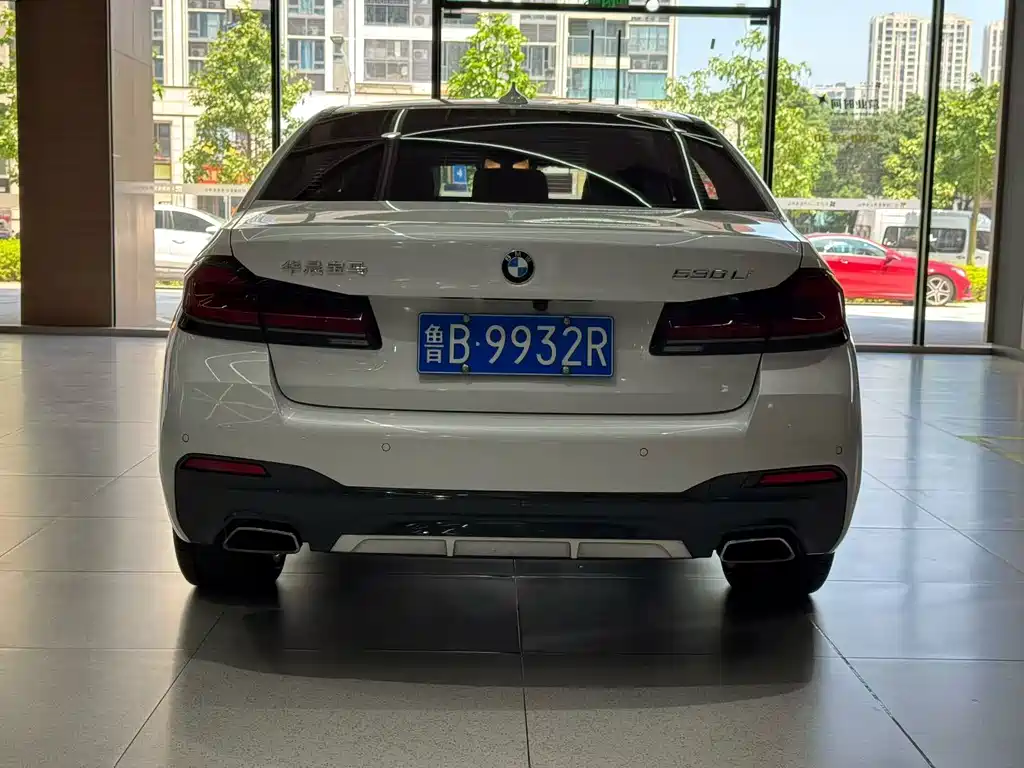 BMW 5 Series — миниатюра 7