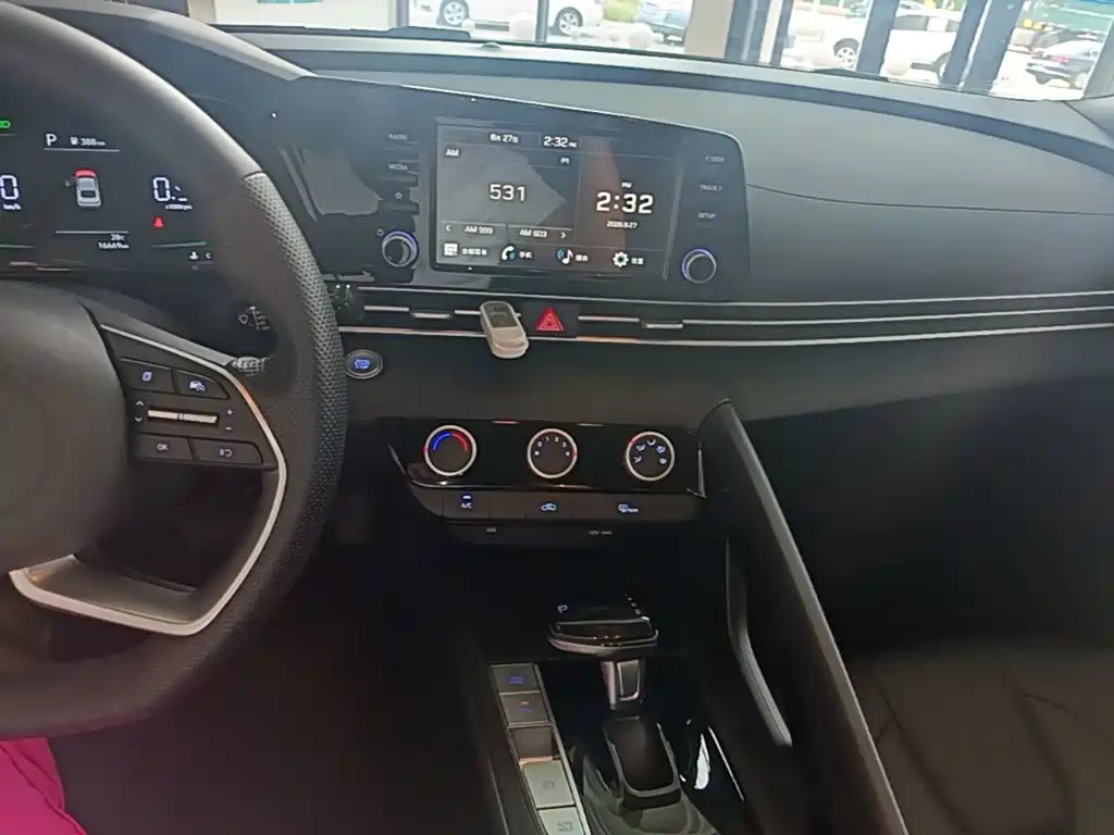 Hyundai Elantra — миниатюра 13