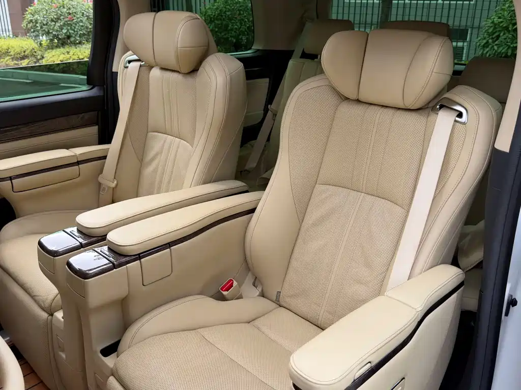 Toyota Alphard — миниатюра 17