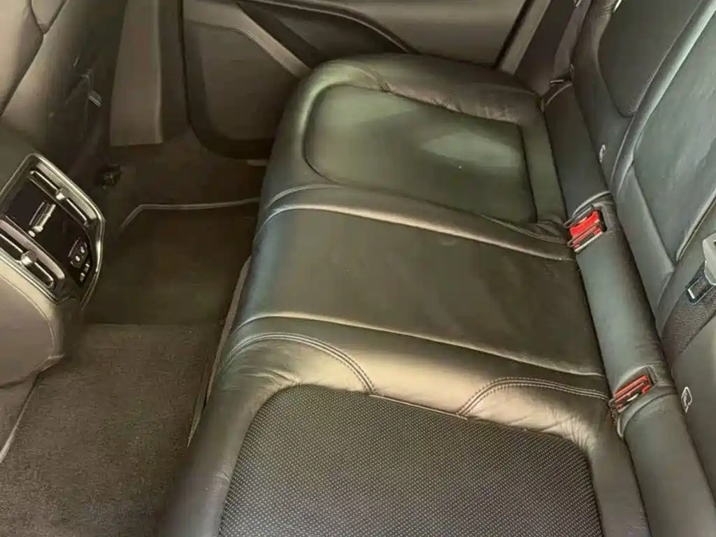 Aston Martin DBX — миниатюра 13