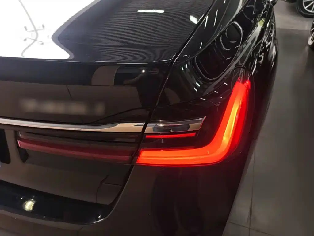 BMW 7 Series — миниатюра 8