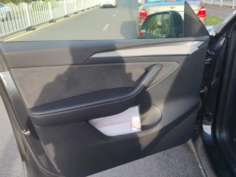 Tesla Model Y — миниатюра 7