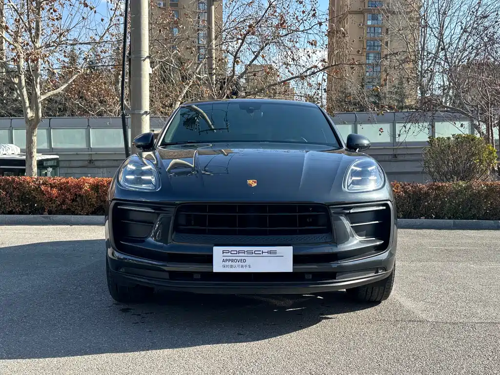PORSCHE MACAN