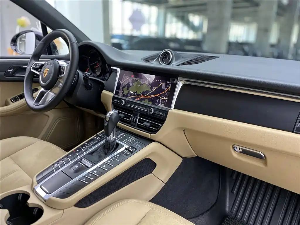 PORSCHE MACAN