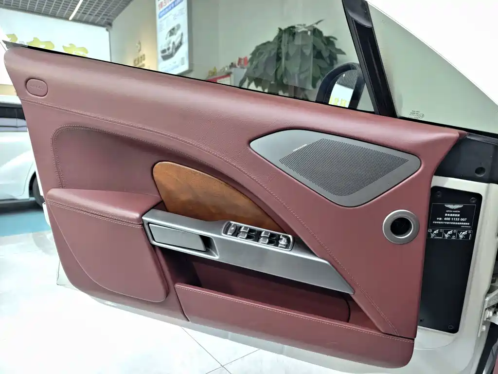 Aston Martin Rapide — миниатюра 15