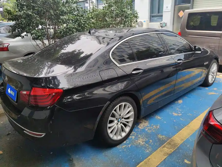 BMW 5 Series — миниатюра 2