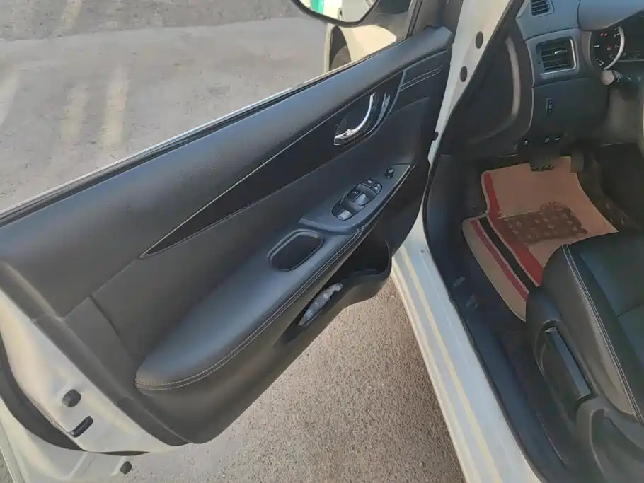 Nissan Tiida — миниатюра 7