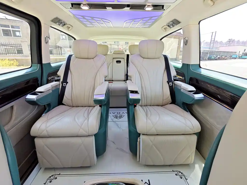 Mercedes-Benz Vito 2023 2.0T Elite 7 мест