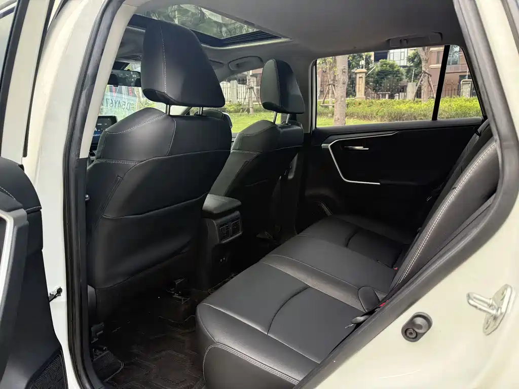 Toyota RAV4 — миниатюра 8