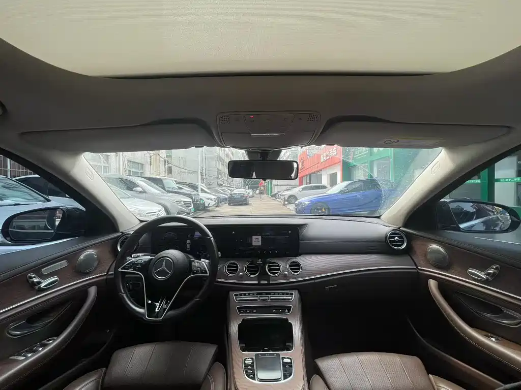 Mercedes-Benz E-Class — миниатюра 3