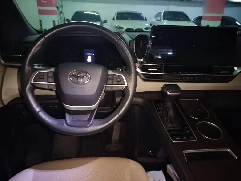 Toyota Granvia — миниатюра 5