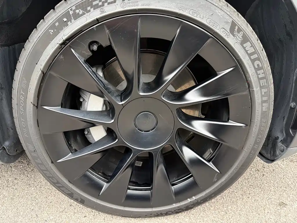 Tesla Model Y — миниатюра 16