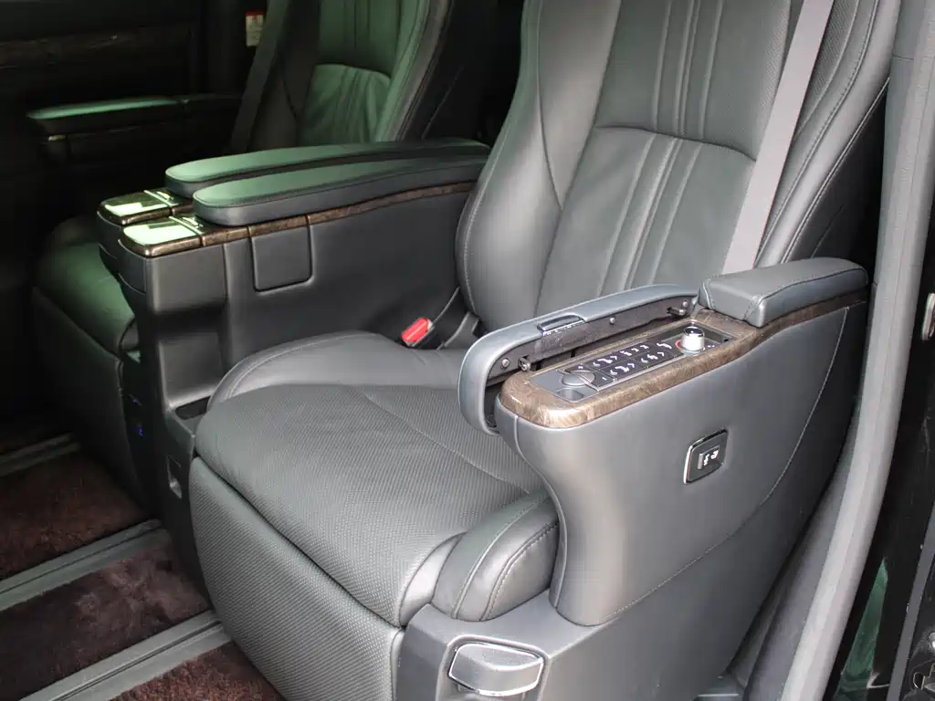 Toyota Alphard — миниатюра 10