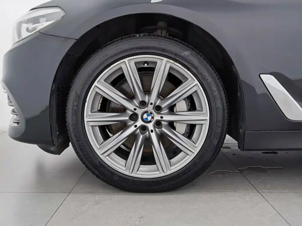 BMW 5 Series — миниатюра 17