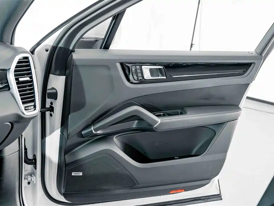 Porsche Cayenne — миниатюра 13