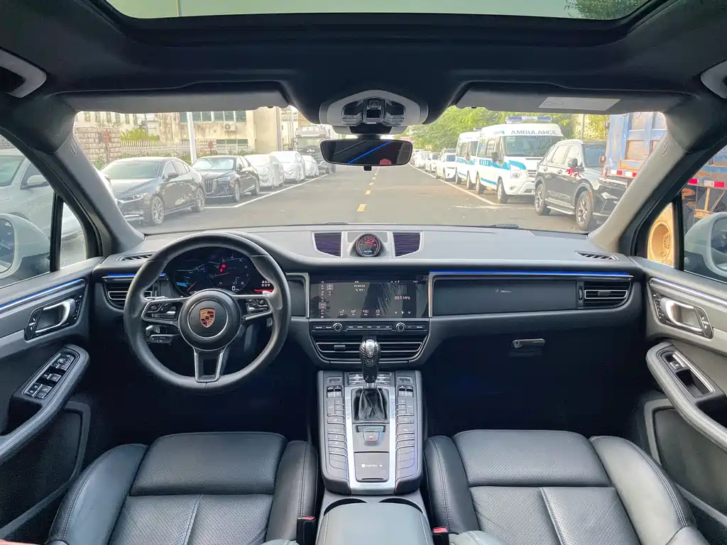 PORSCHE MACAN