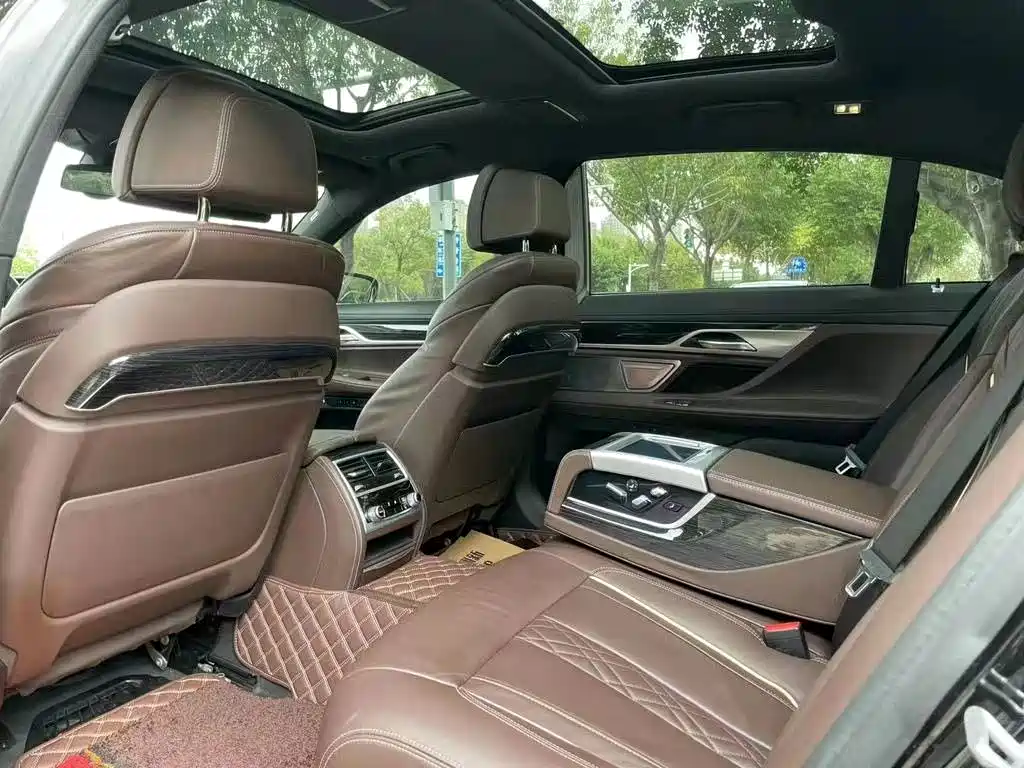 BMW 7 Series — миниатюра 7