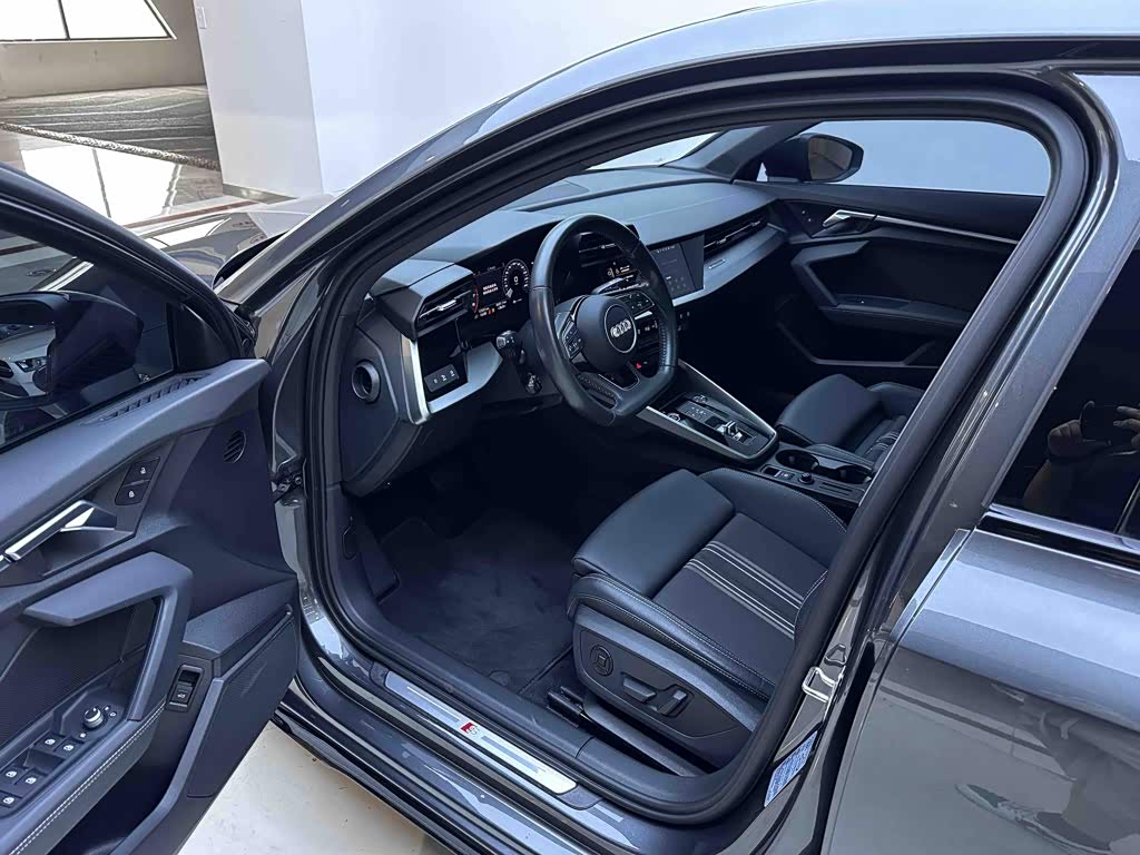 Audi A3 1.4 л 2022 г. Серебристо-серый, пробег 17000 км