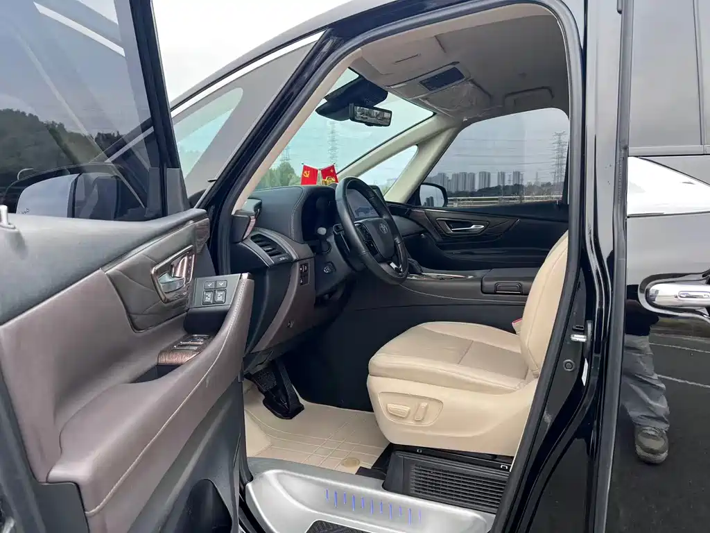 Toyota Alphard — миниатюра 8