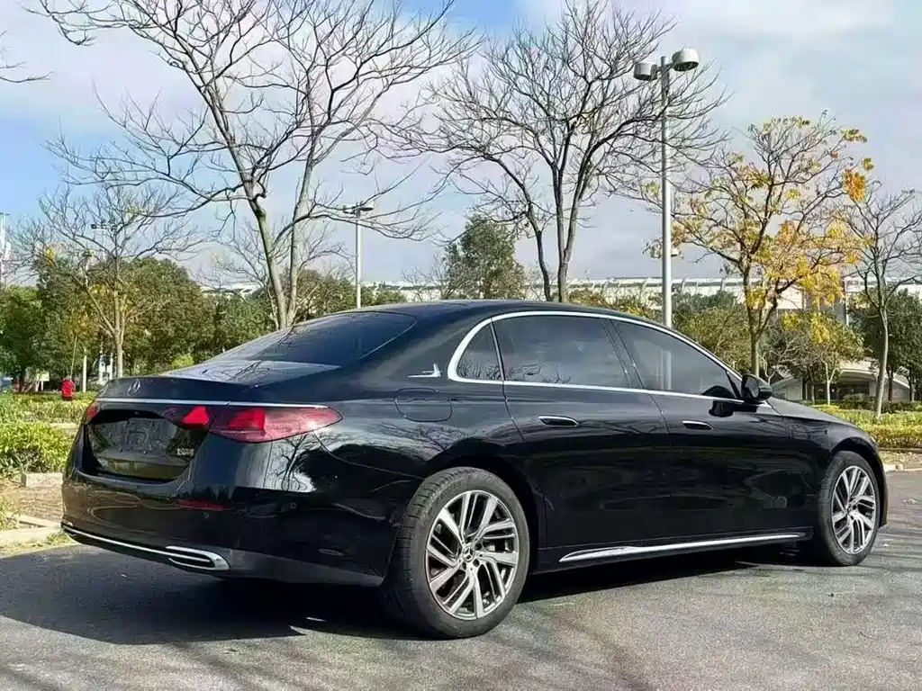 Mercedes-Benz E-Class — миниатюра 9