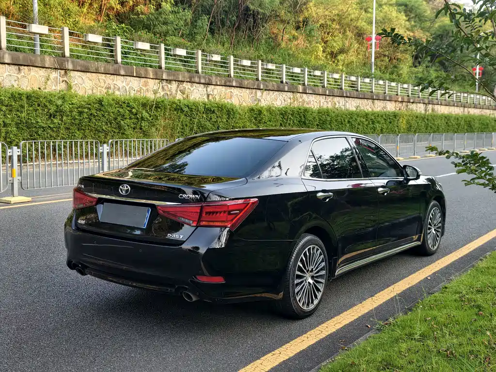 Toyota Crown — миниатюра 3